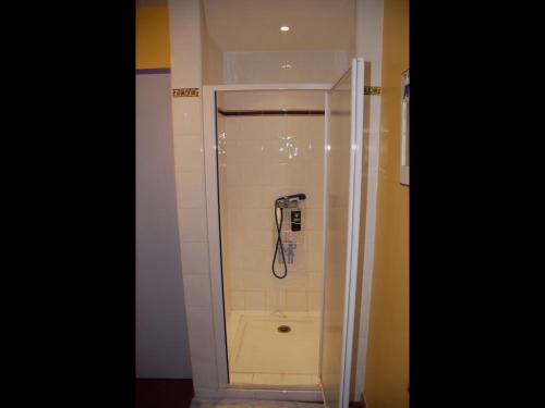 - une cabine de douche dans la salle de bains pourvue d'un tuyau dans l'établissement Perle rare, à Sainte-Croix-de-Verdon