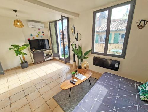 - un salon avec une table et un canapé dans l'établissement GregBnb-com - Centre Ancien - Studio Roof-Top - CLIMATISÉ - 5eme étage, à Toulon