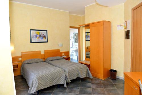 sypialnia z łóżkiem w pokoju w obiekcie B & B Appia Antica w mieście Mesagne