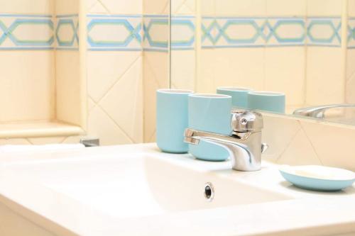 a bathroom sink with a faucet and a mirror at Fantástica Casa com 4 Quartos na Praínha in Alvor