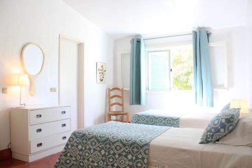 1 dormitorio con 2 camas y ventana en Fantástica Casa com 4 Quartos na Praínha, en Alvor