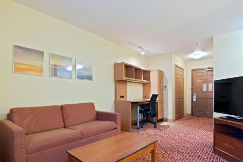 a living room with a couch and a desk at Extended Stay America Suites - Richmond - Glen Allen - Short Pump in Glen Allen
