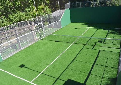 una pista de tenis con una pelota de tenis en la pista en Windmuhle Apart Hotel & Spa en Villa General Belgrano