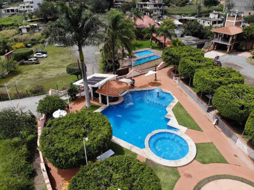 Hotel Juliantla في Juliantla: منظر علوي لحوض سباحة في منتجع