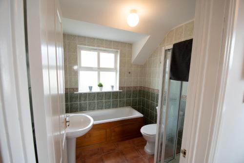 Koupelna v ubytování Beautiful coastal house at the Drowes Rivermouth