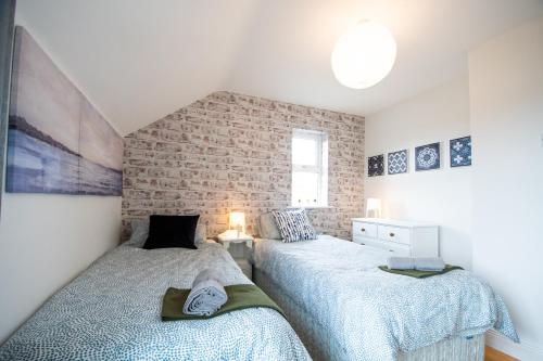 Postel nebo postele na pokoji v ubytování Beautiful coastal house at the Drowes Rivermouth