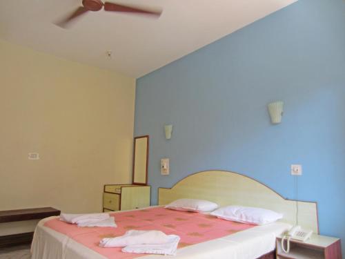 เตียงในห้องที่ Riverside Regency Resort