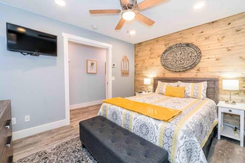 um quarto com uma cama e uma ventoinha de tecto em Direct Oceanfront Villa - Heated Pool & Breathtaking Ocean View em Hilton Head Island