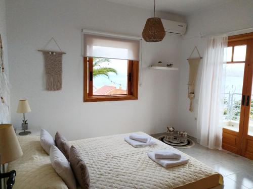 Säng eller sängar i ett rum på Pelagos House "the seaside experience"
