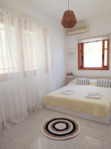 Ένα ή περισσότερα κρεβάτια σε δωμάτιο στο Pelagos House "the seaside experience"