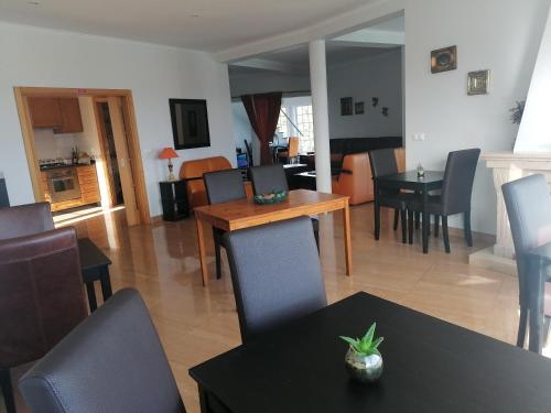 a living room with a table and a dining room at Pico Dreams in São Roque do Pico