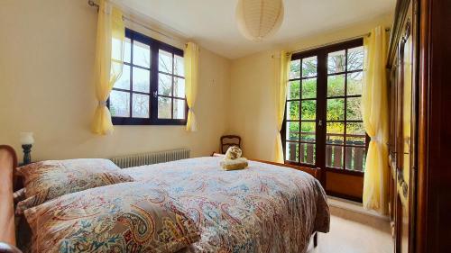 - une chambre avec un lit doté d'un ours en peluche dans l'établissement Le Renouveau, à Sévrier