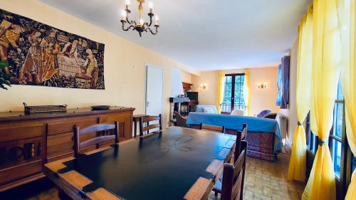 un salon avec une table à manger et une chambre avec un lit dans l'établissement Le Renouveau, à Sévrier