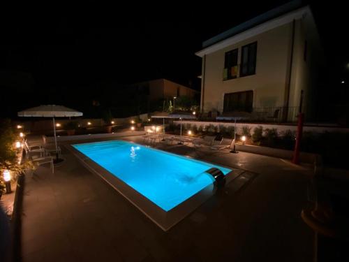 una piscina en un patio por la noche en Villa Margherita, en Cefalú