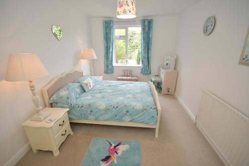 a small bedroom with a bed and a window at Hare Lodge in Woodhall Spa