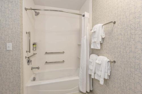 ห้องน้ำของ Holiday Inn Express & Suites Jersey City - Holland Tunnel, an IHG Hotel