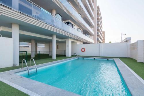 Apartamento con jardín en primera linea de playa con parking y piscina