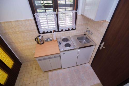 een uitzicht op een kleine keuken met een wastafel bij Studio in Mali Losinj 36584 in Mali Lošinj