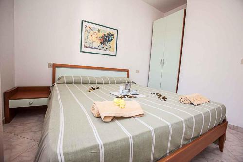 Un dormitorio con una cama grande con un espejo grande. en Apartment in Rosolina Mare 25085, en Rosolina Mare