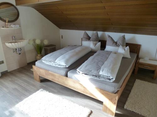 ケルベルクにあるEifel Panoramablickの木製の天井が特徴のベッドルーム1室(ベッド2台付)