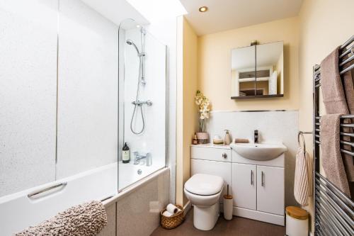 Et badeværelse på Buxton centre cosy cottage with free secure parking