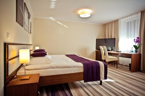 Säng eller sängar i ett rum på Hotel Mazovia Airport Modlin
