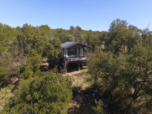 a small cabin in the middle of a forest at Domaine Monte Verdi in Flayosc