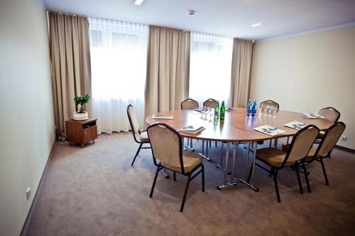 a conference room with a wooden table and chairs at Hotel Mazovia Airport Modlin in Nowy Dwór Mazowiecki