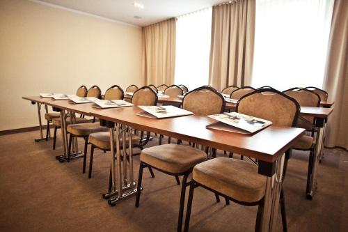a conference room with a long table and chairs at Hotel Mazovia Airport Modlin in Nowy Dwór Mazowiecki