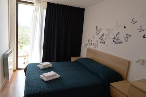um quarto com uma cama com duas toalhas em Apartments Forna - free parking em Cres