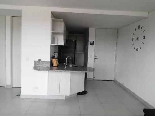 a kitchen with a counter and a sink in a room at Velas Al Mar - Apartamento Rodadero Gaira in Gaira