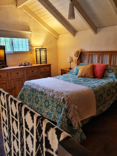 Un dormitorio con una cama grande y una ventana en Cabaña Josefina en Los Reartes