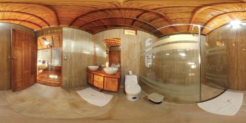 ein Bad mit 2 Waschbecken und einem WC in einem Zimmer in der Unterkunft Ama Ecolodge in Puerto Misahuallí
