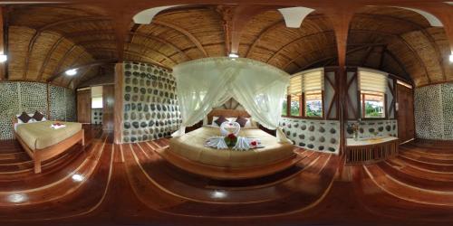 Großes Zimmer mit einem großen Bett in einem Gebäude in der Unterkunft Ama Ecolodge in Puerto Misahuallí