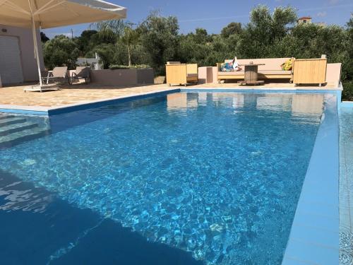 KamáriaにあるLuxurious Villa in Kamaria Peloponnese with Swimming Poolの家の中の青い水のスイミングプール