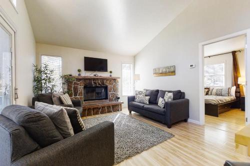 Romantic River Cabin #3475 – Photos 5