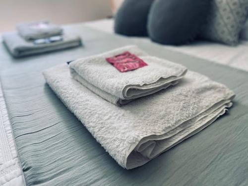 a pile of towels sitting on top of a floor at Departamento pie del cerro in Yerba Buena