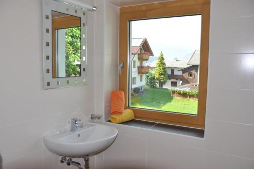 ウダーンスにあるApart Ehstandhofのバスルーム(洗面台、窓付)