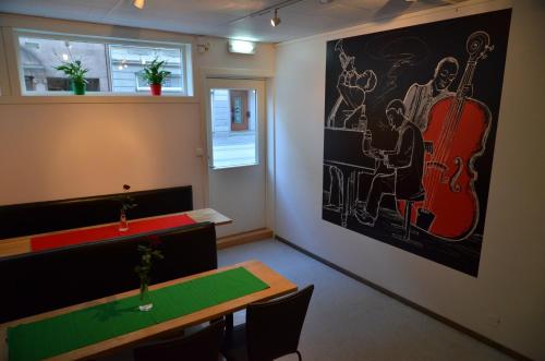 Una televisión o centro de entretenimiento en Bergen Budget Hostel