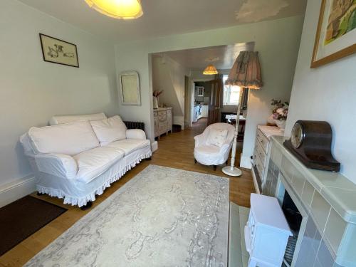 - un salon avec un canapé blanc et une table dans l'établissement Meadow View, à Banbury