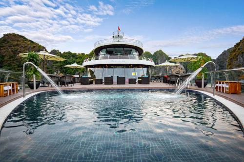 Bazén v ubytování Hanoi Center Silk Hotel & Travel nebo v jeho okolí