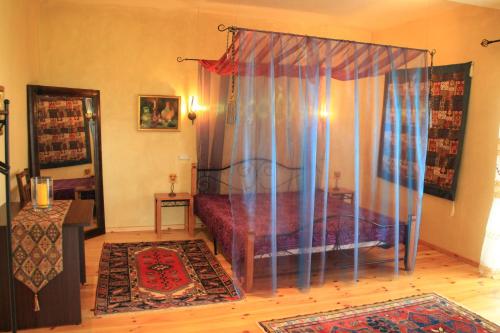 ein Schlafzimmer mit einem Himmelbett in der Unterkunft Villa Kursa in Sighnaghi