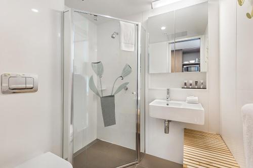 本迪戈Mercure Bendigo Schaller的带淋浴和水槽的浴室