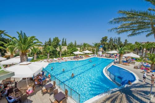 an overhead view of a swimming pool at a resort at Kipriotis Hippocrates Hotel in Kos Town