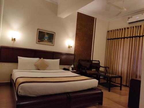 Una cama o camas en una habitación de Yuvarani Residency