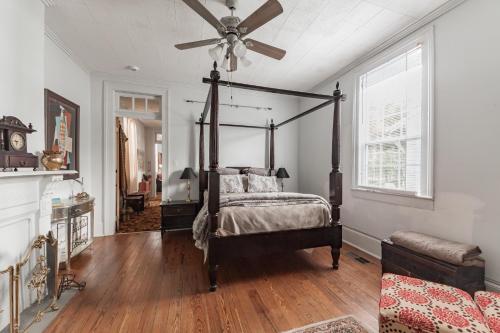 una camera con letto a baldacchino e ventilatore a soffitto di Bywater Home, Parking and Pet Friendly Retreat a New Orleans