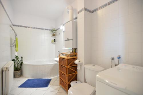 Un baño con inodoro, bañera y lavabo. en MI12, en Eger