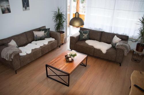 a living room with two couches and a coffee table at Ferienwohnung Seenglück in Wackersdorf