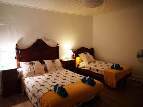 Un dormitorio con dos camas con toallas encima. en L'élie sous les noyers, Le gite, en Clérieux