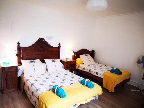 une chambre avec deux lits avec des serviettes dessus dans l'établissement L'élie sous les noyers, Le gite, à Clérieux